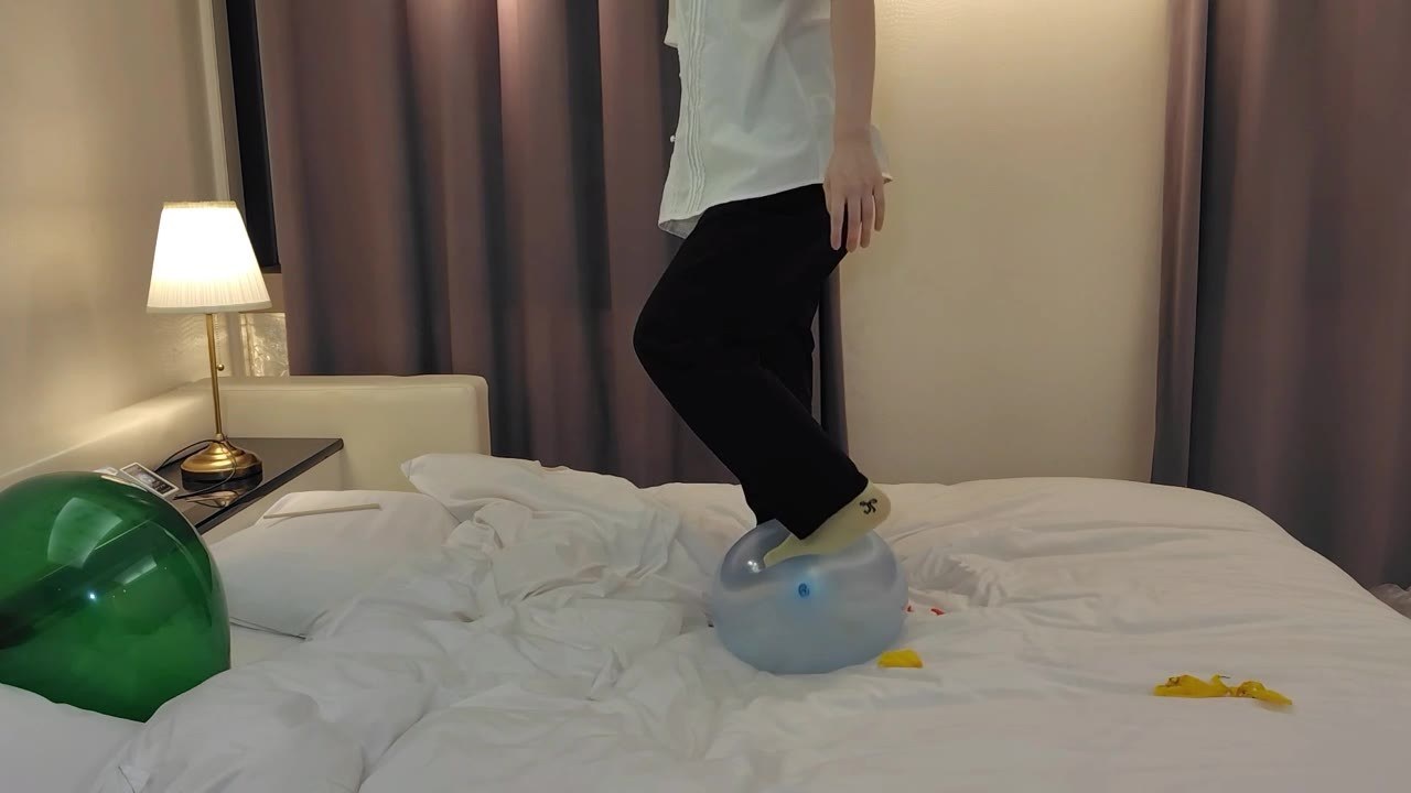 水色の風船の上に片足で乗るひなた