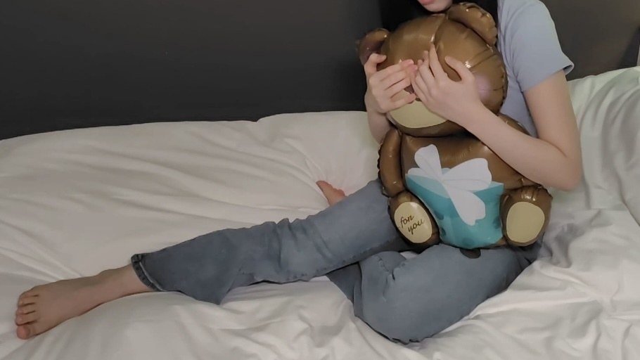 ふくらんだクマのフィルムバルーンを抱きしめるひなた