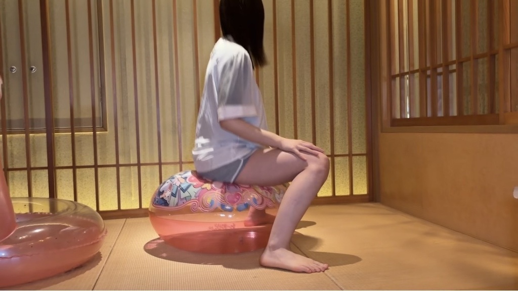 キャラクター柄のビーチボールに座るひなた