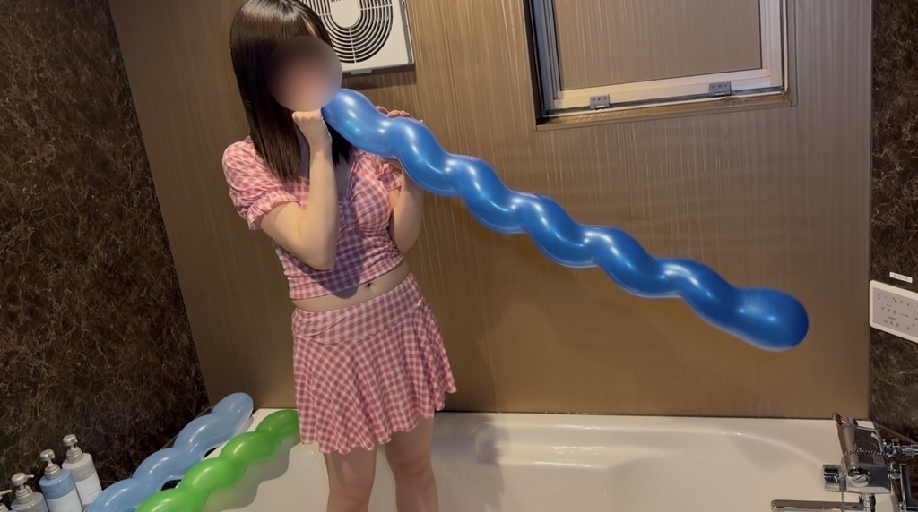 青いスパイラルバルーンをふくらませるひなた
