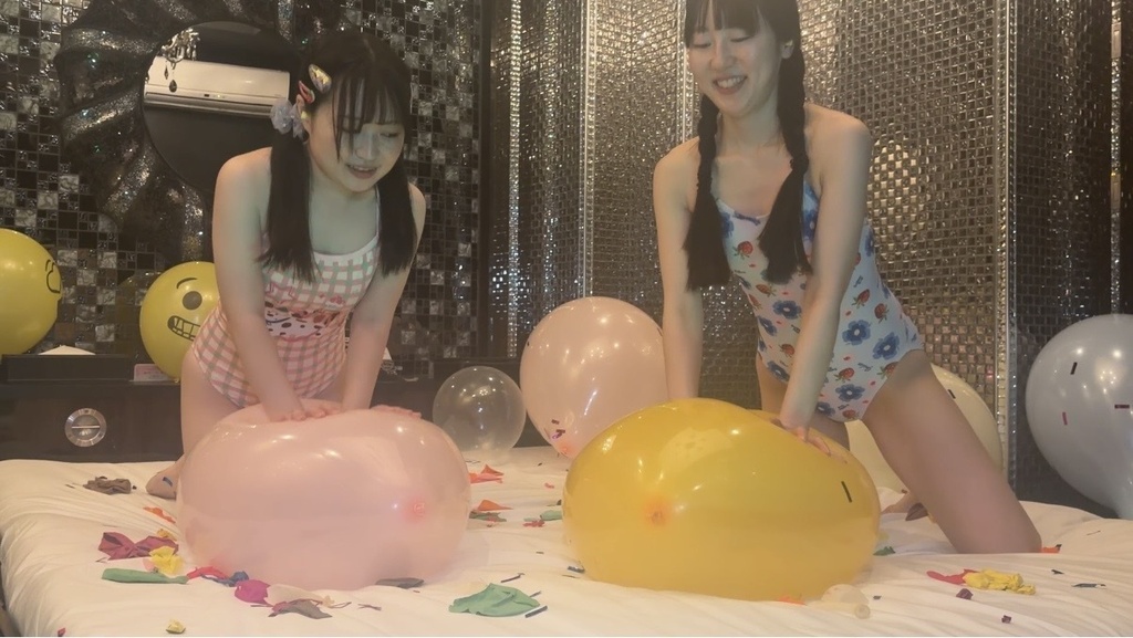 2人で手で風船を押しつぶす様子