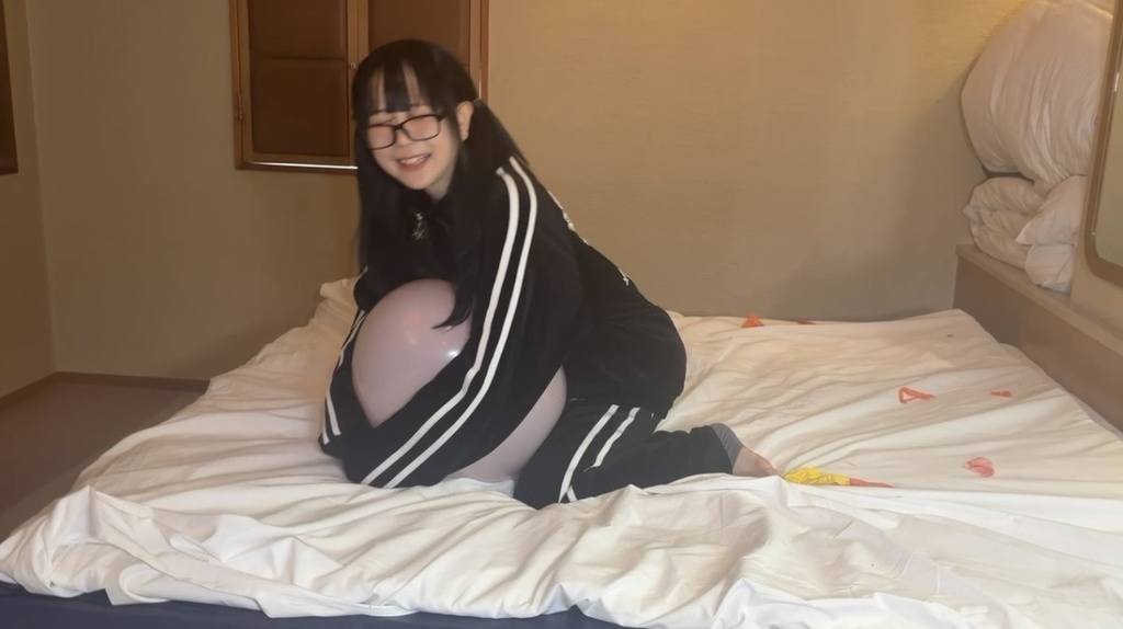 風船に抱きつく望月みうなさん