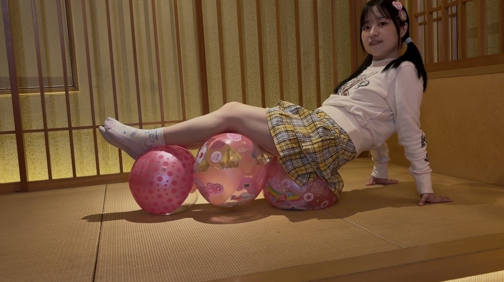 ビーチボールに座って脚を伸ばすごみやしこさん