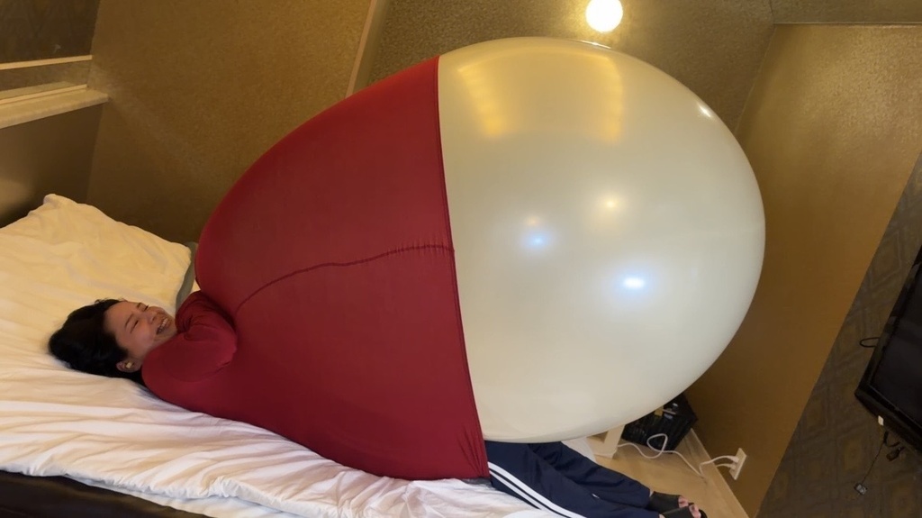 巨大風船の下で横になる星乃きらりさん