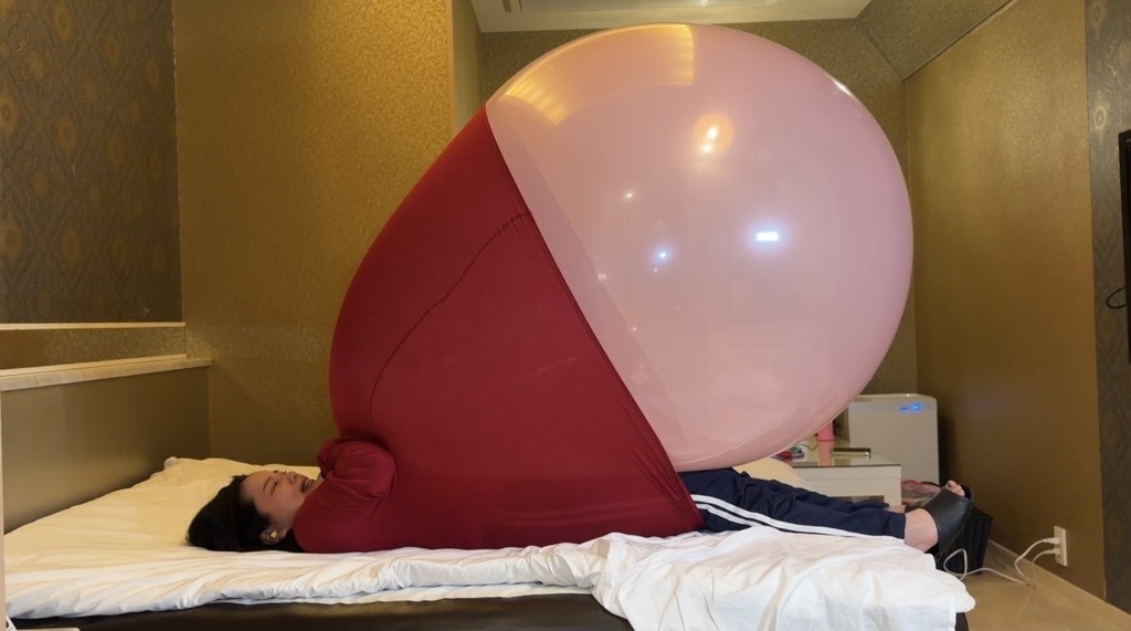赤と白の巨大風船に押しつぶされる星乃きらりさん