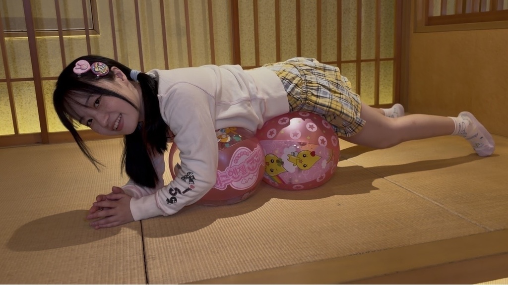 ビーチボールの上にうつ伏せで乗るごみやしこさん