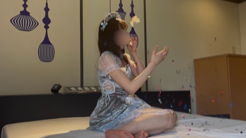 紙吹雪の散ったベッドに座るひなた