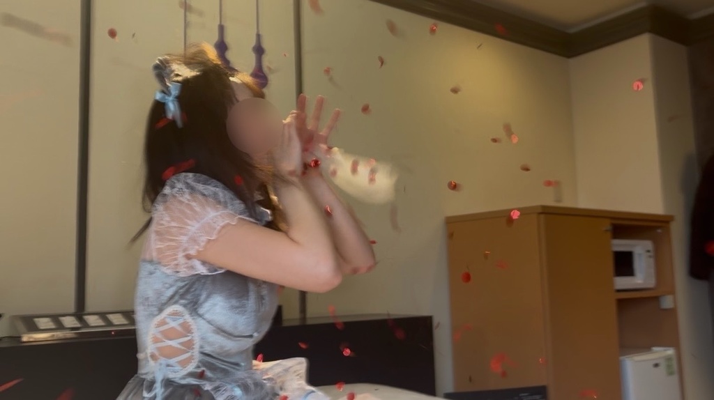 割れたあとの紙吹雪を見るひなた