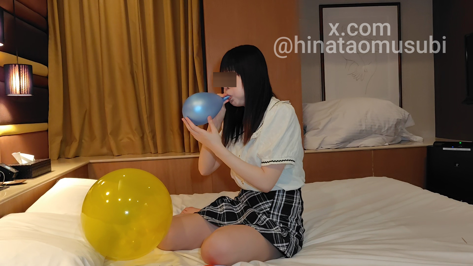 青い風船をふくらませるひなた