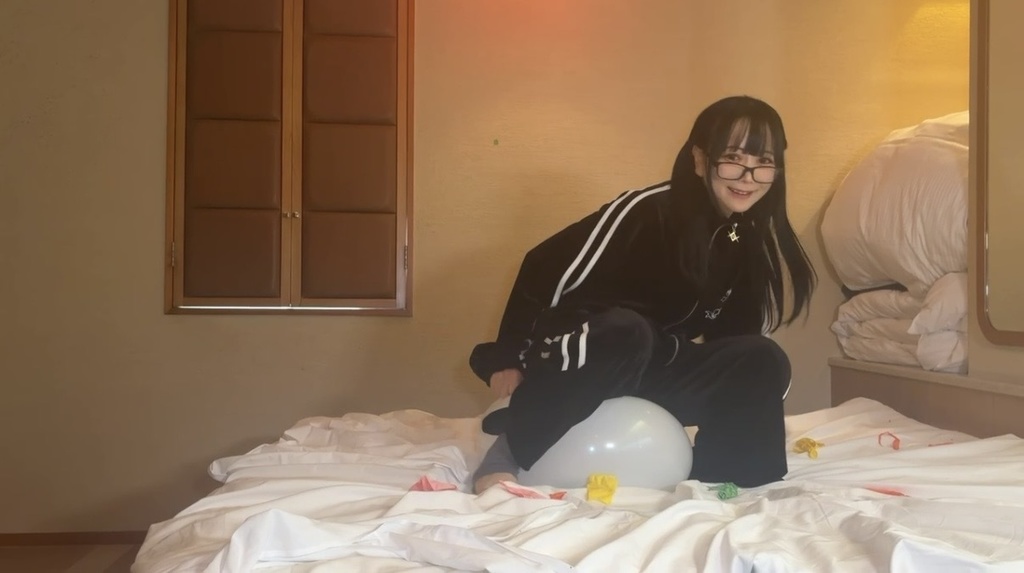 風船をお尻で割ろうとする望月みうなさん