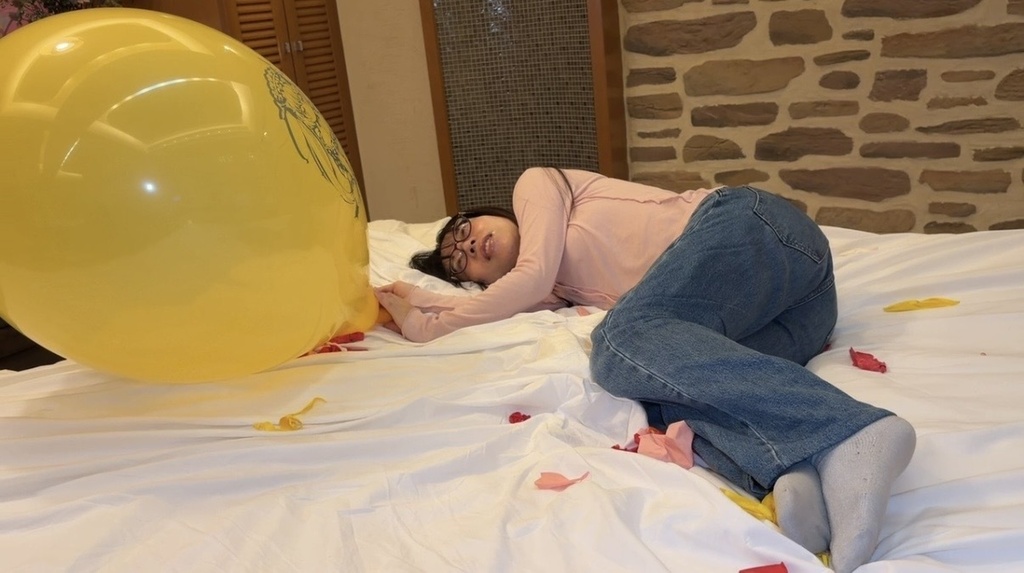 膨らませる途中でベッドに横になり、ひと休みする麻倉ミクさん