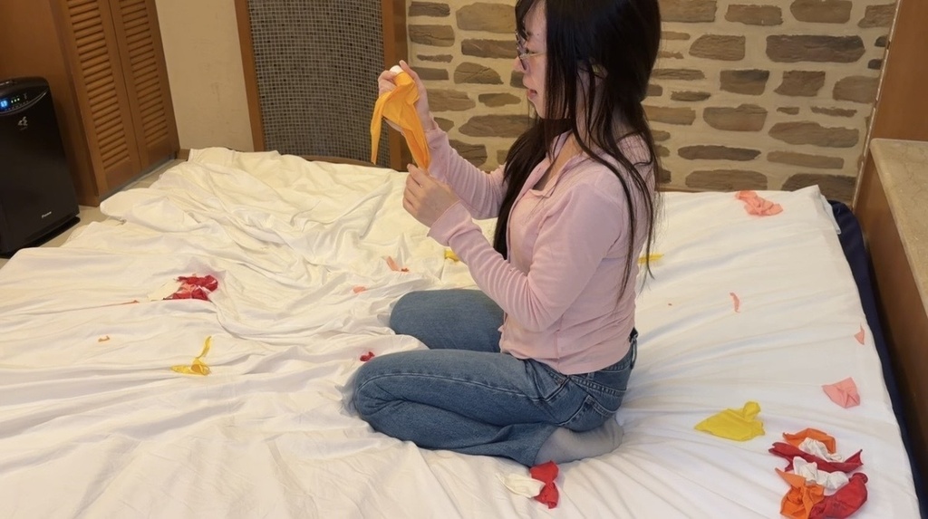 割れた風船の破片を手に取る麻倉ミクさん