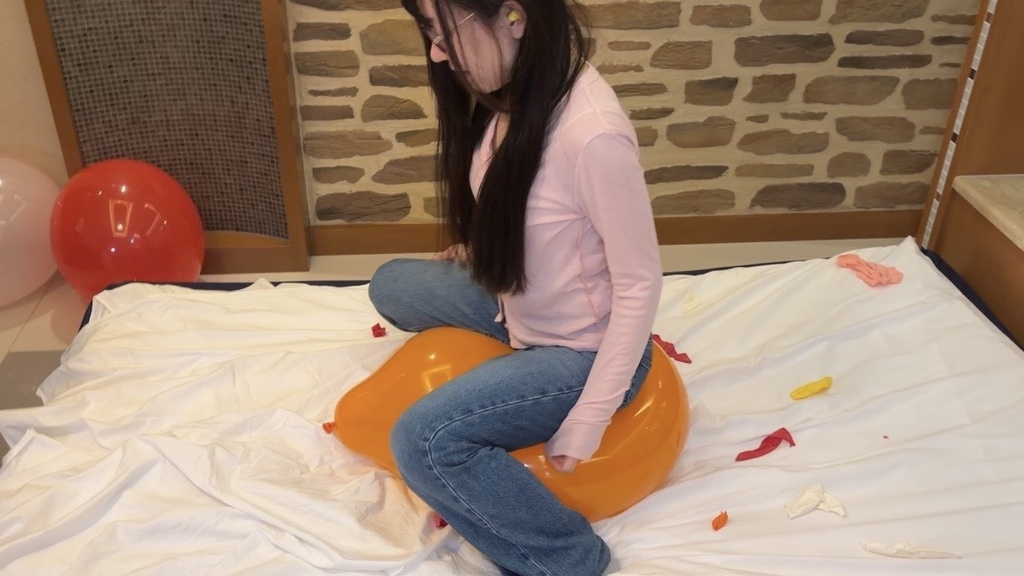 オレンジの風船に座る麻倉ミクさん