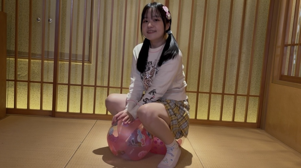 ビーチボールに座るごみやしこさん