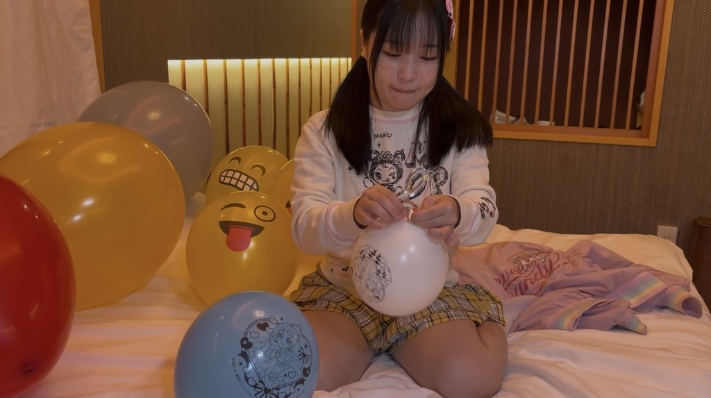 風船に囲まれて座るごみやしこさん