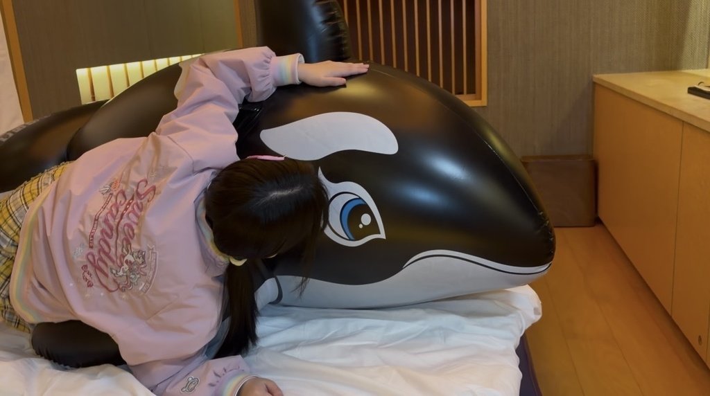 シャチフロートの頭を抱きしめるごみやしこさん