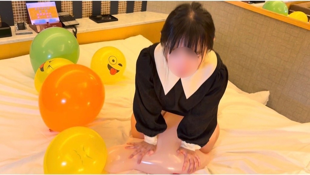 ひざ立ちで透明な風船を押さえつけるゲストモデルCさん