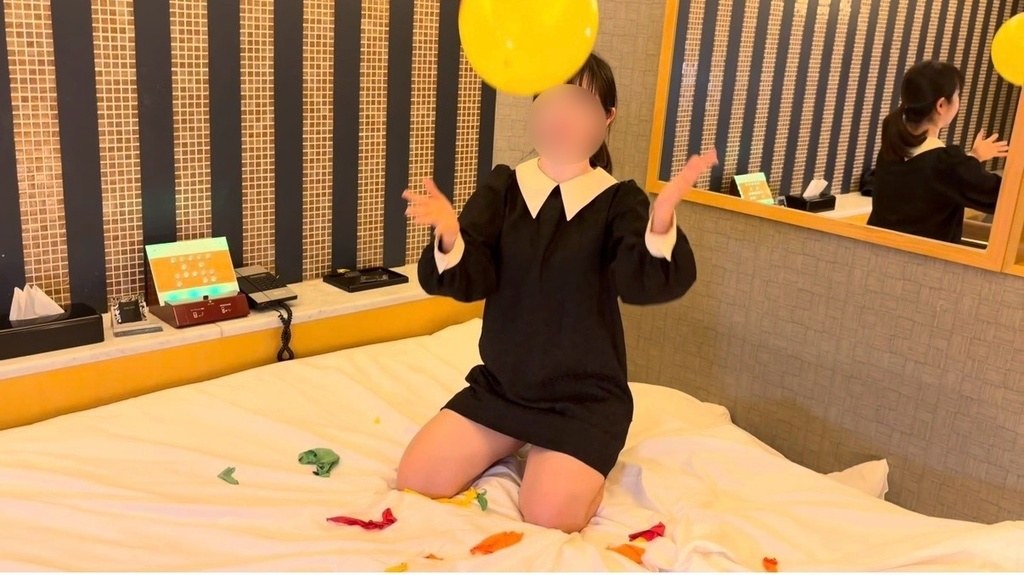 風船を割り終えて両手を上げるゲストモデルCさん