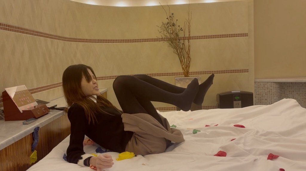 風船が割れた勢いで後ろに倒れ込むゲストモデルDさん