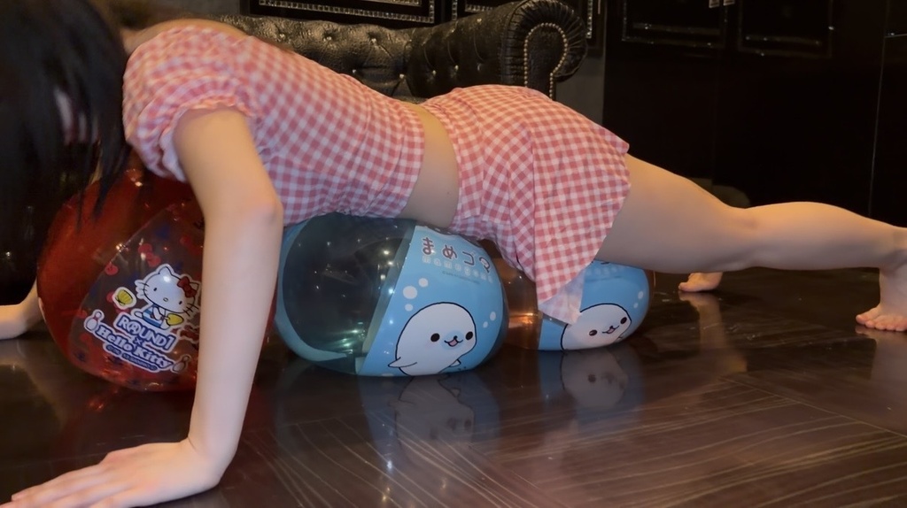 ビーチボールにうつ伏せで体重をのせるひなた