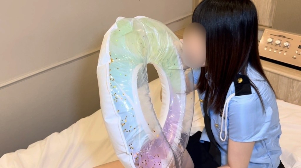 大きくふくらんだ浮き輪に息を吹き込むひなた
