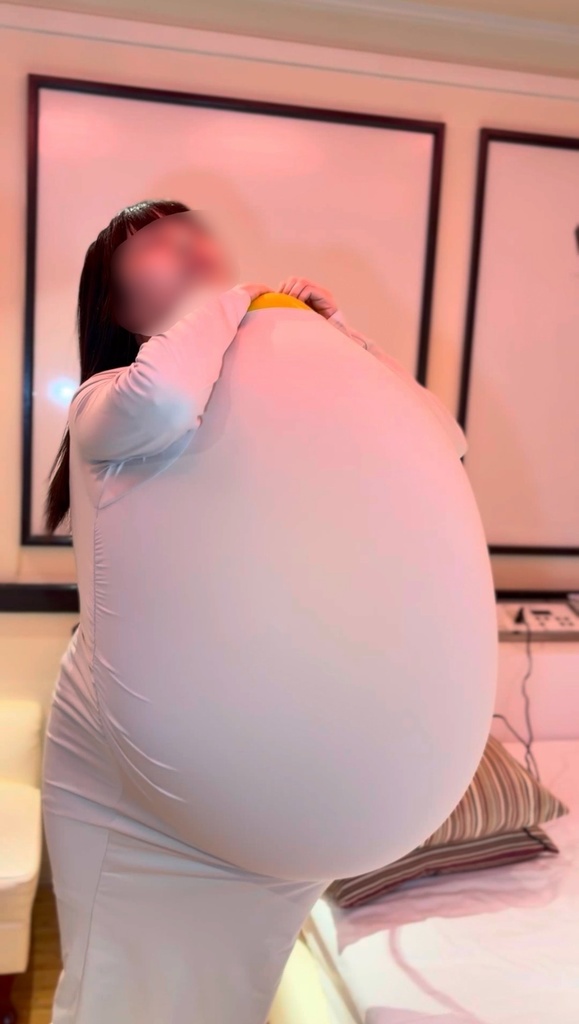 ワンピースの中で大きくふくらんだ90cmの巨大風船