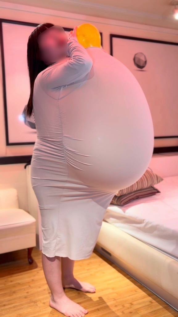 服の中の巨大風船がワンピースいっぱいに広がった横からの様子