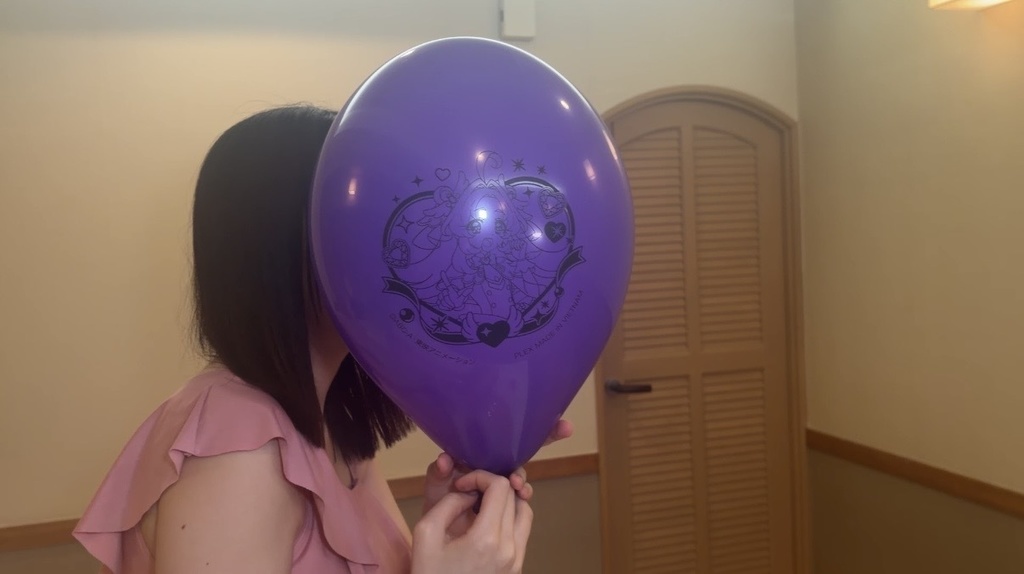 顔より大きくふくらんだ紫の風船を持つひなた