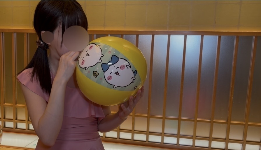 黄色いキャラクタービーチボールをふくらませるひなた