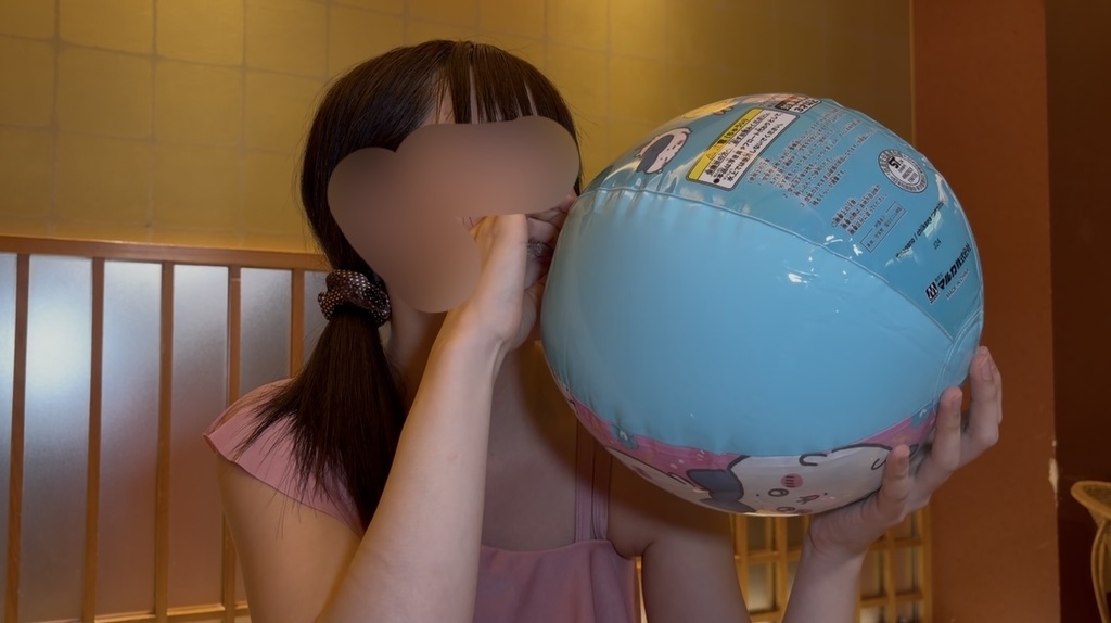 大きくふくらんだ水色のビーチボールを持つひなた