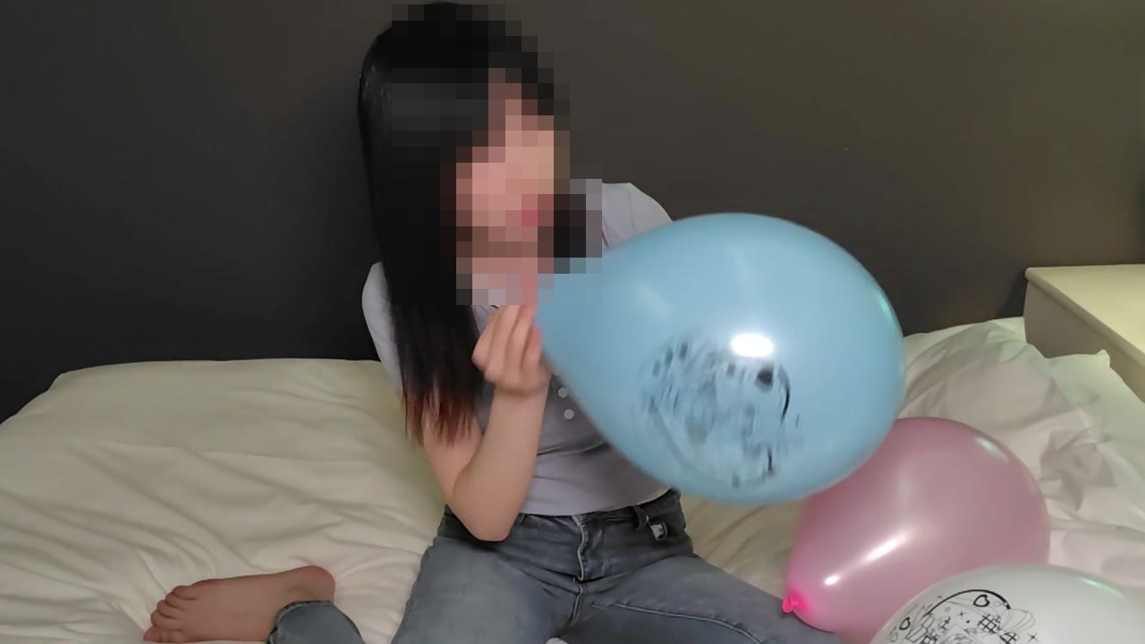 水色の風船をふくらませるひなた