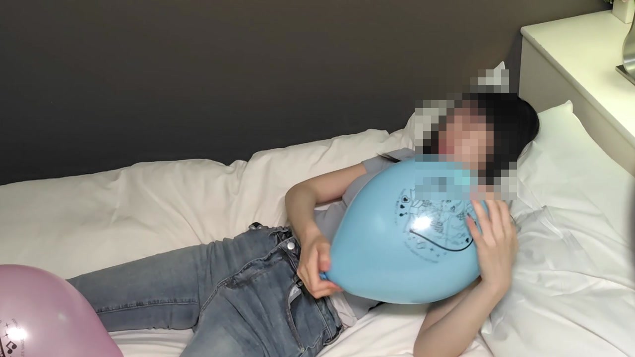 水色の風船を胸に抱えて寝転ぶひなた