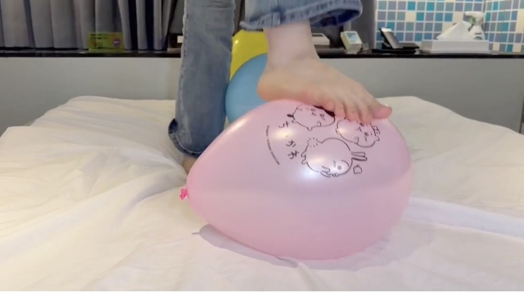 素足でピンクの風船を踏むひなた