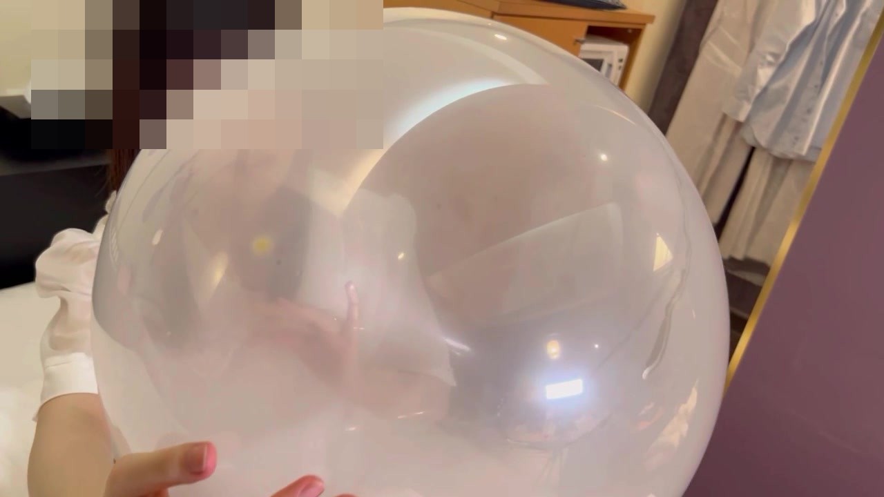 顔より大きくふくらんだクリアバルーン