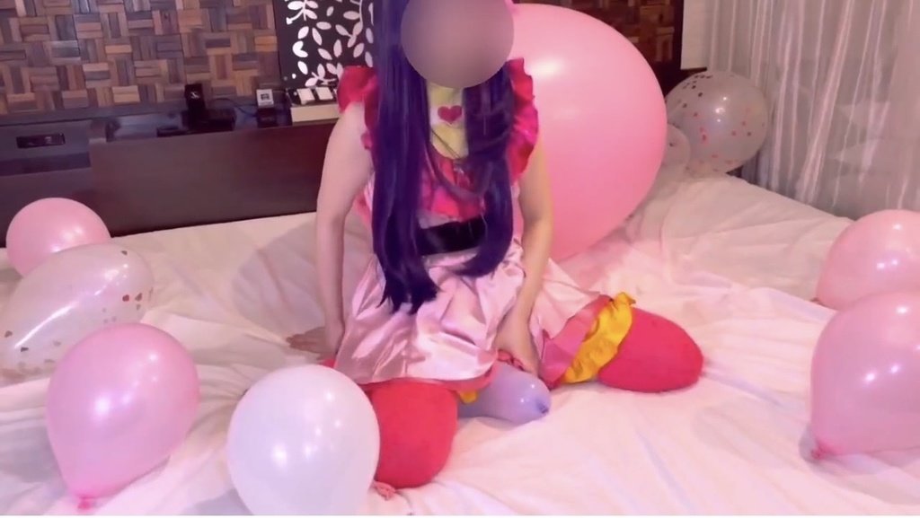 たくさんの小さな風船に囲まれて座るひなた