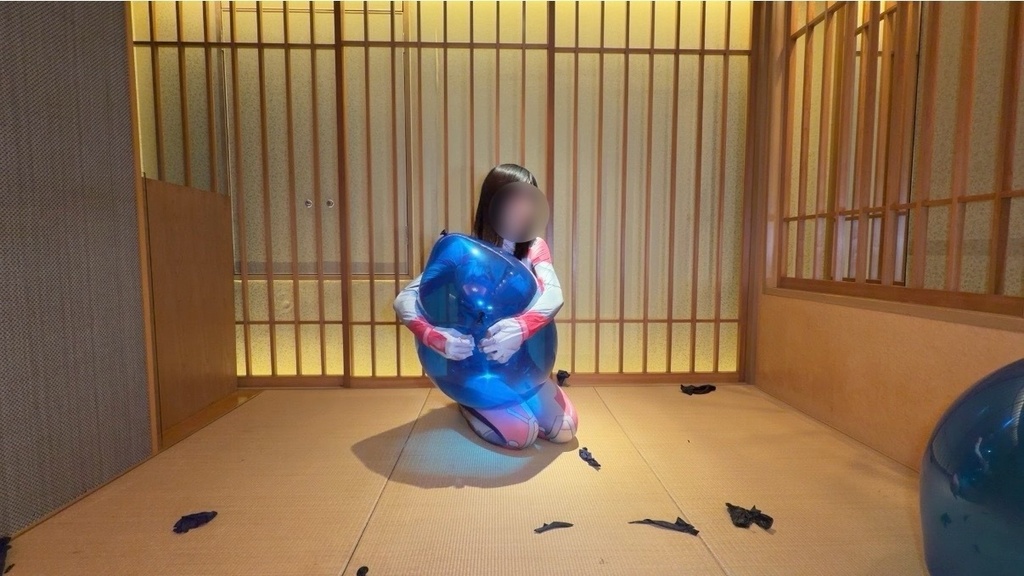 青いクリスタル風船を抱きしめるひなた