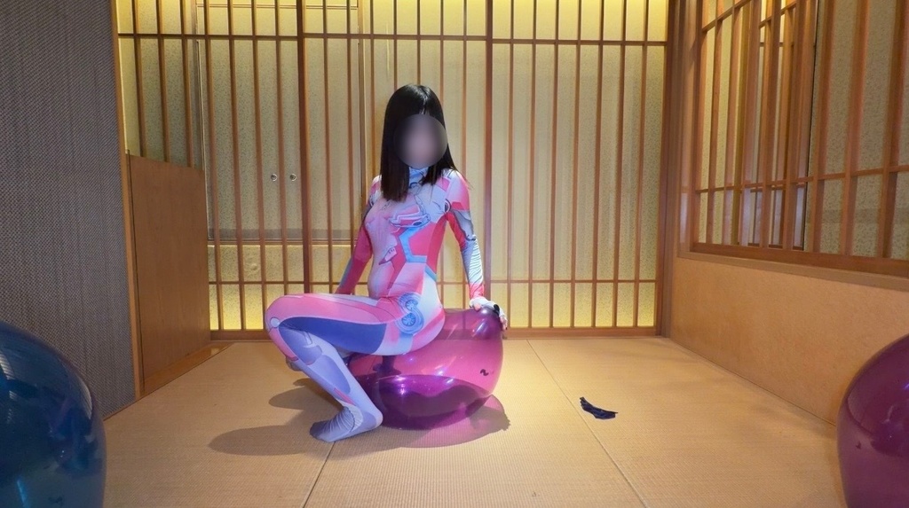 ピンクのクリスタル風船に座るひなた