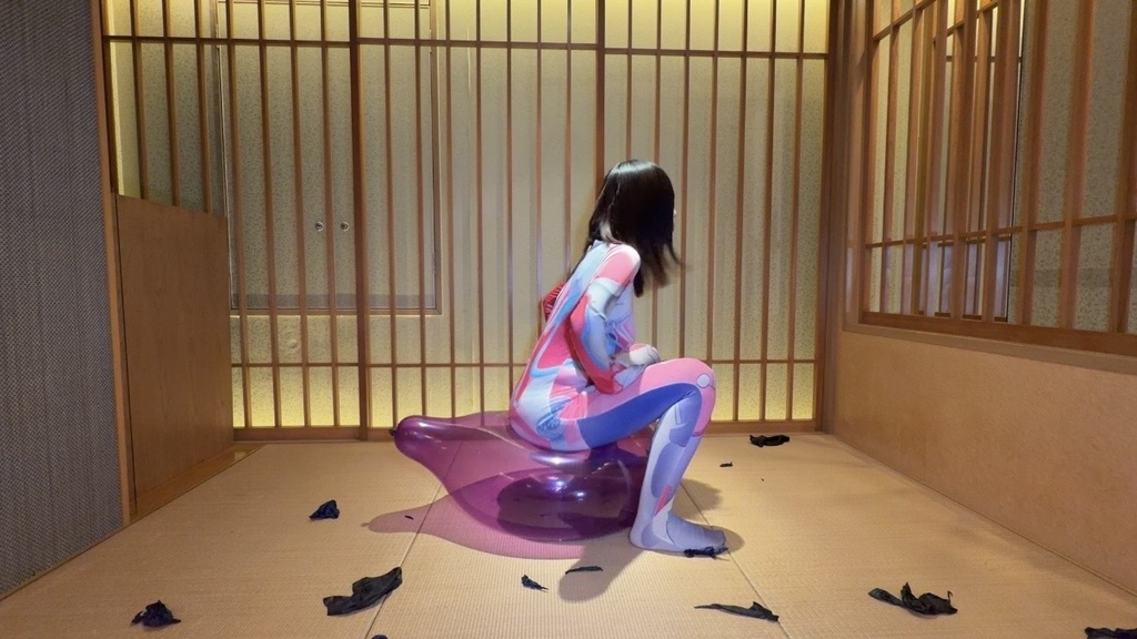 クリスタル風船を横からじっくりプレスするひなた