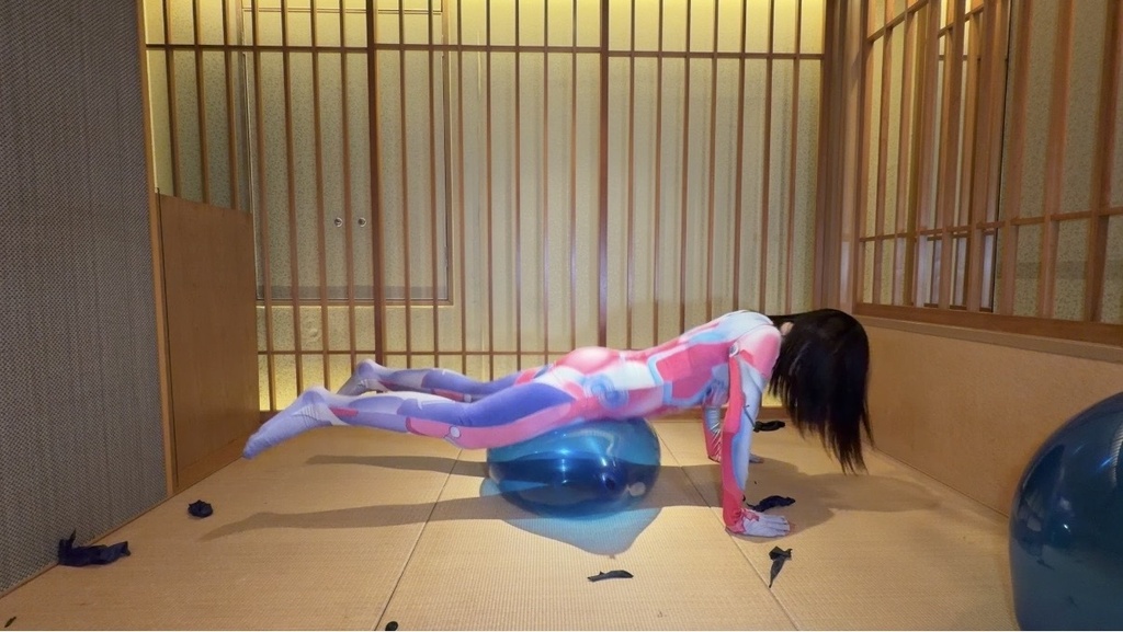クリスタル風船にうつ伏せで体重をかけるひなた