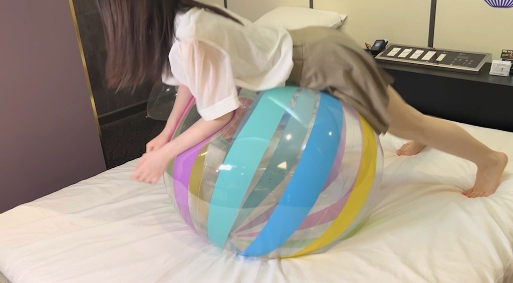 巨大ビーチボールを抱えるように覆いかぶさるひなた