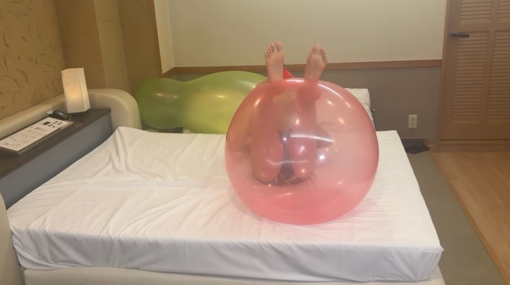 透明な巨大風船越しに見えるひなた