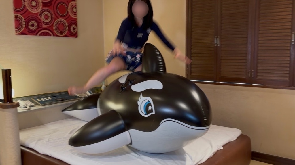 シャチフロートに勢いよく飛び乗るひなた