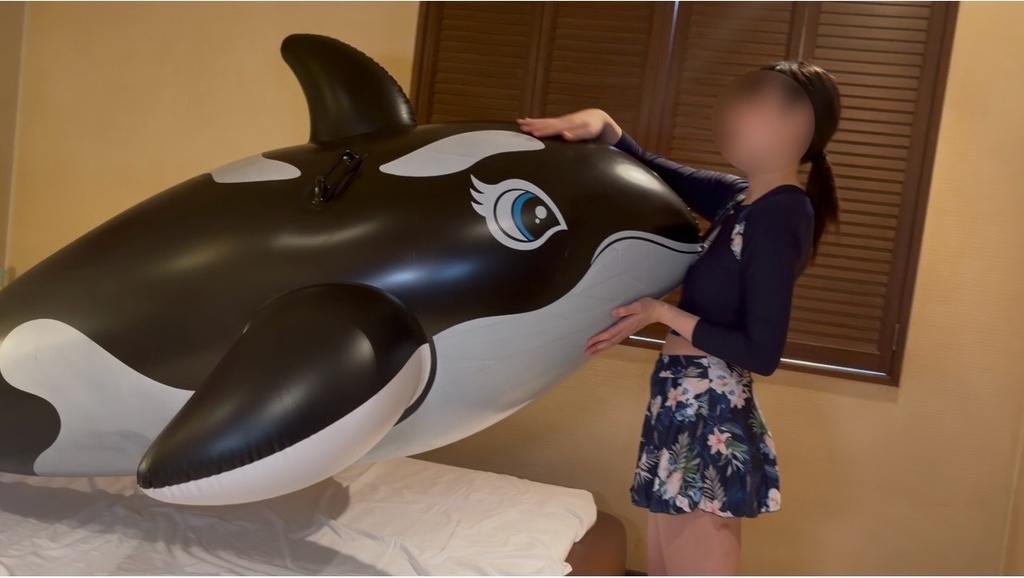 シャチフロートの顔をなでるひなた