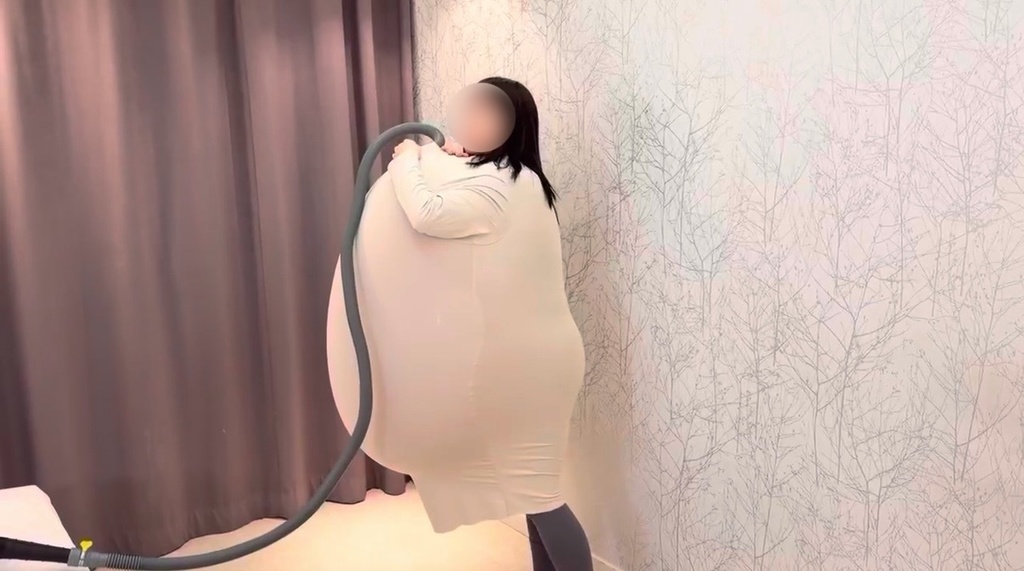 服の中で巨大風船をブロワーでふくらませはじめたひなた
