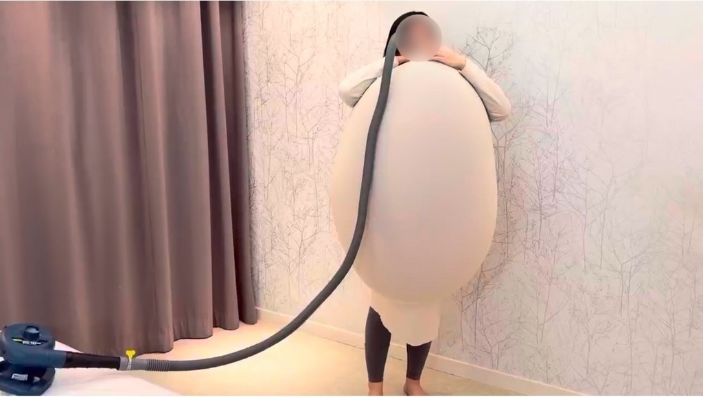 服がいっぱいに伸びるまでふくらんだ衣服内の巨大風船