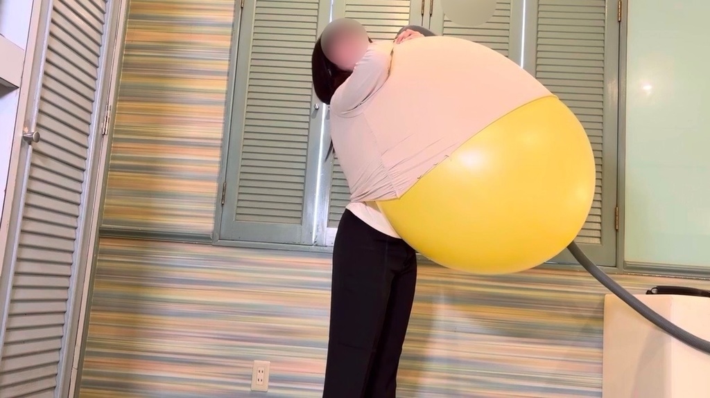 スーツの中で黄色い巨大風船をふくらませ、前かがみになるひなた