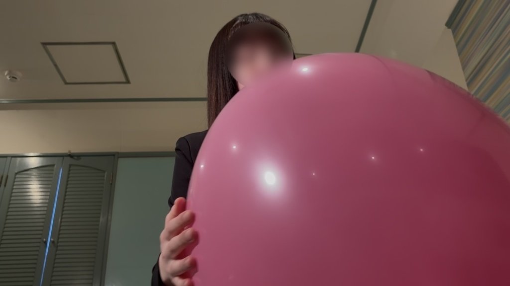 下からのアングルで見た、ピンクの風船を膨らませるひなた