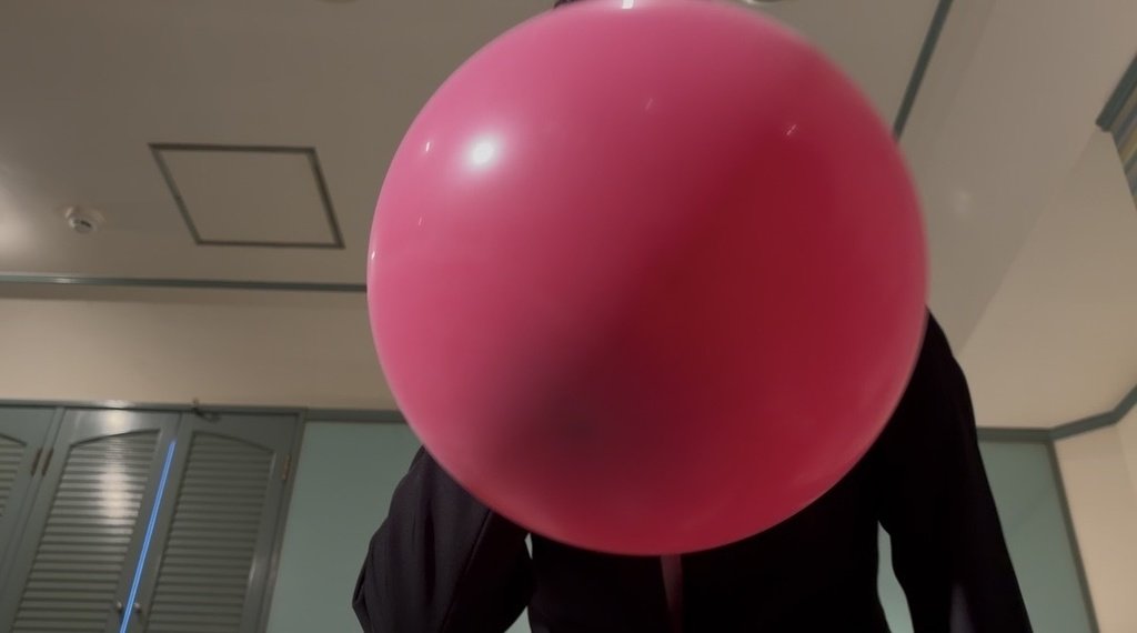 画面いっぱいに迫る大きなピンクの風船
