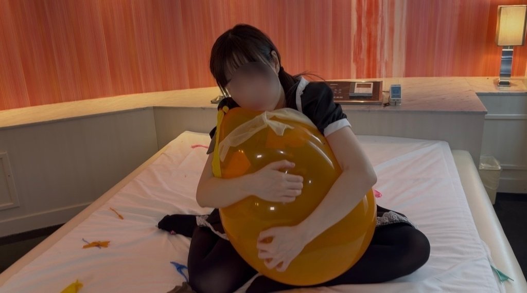 オレンジの風船をぎゅっと抱きしめるひなた