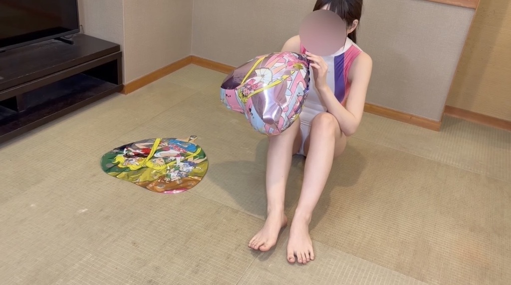 マイラーバルーンに息を吹き込むひなた